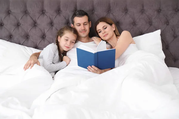 Libro Lectura Familiar Feliz Con Niño Dormitorio —  Fotos de Stock