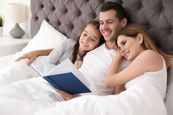 Gelukkige Familie Leesboek Met Kind Slaapkamer — Stockfoto