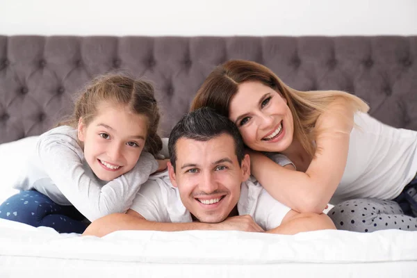 Lycklig Familj Med Söta Barn Sovrum — Stockfoto