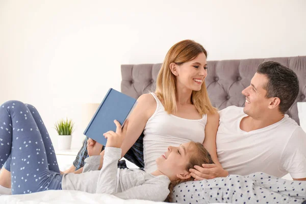 Gelukkige Familie Leesboek Met Kind Slaapkamer — Stockfoto