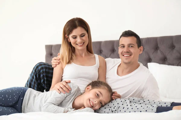 Gelukkige Familie Met Schattig Kind Slaapkamer — Stockfoto