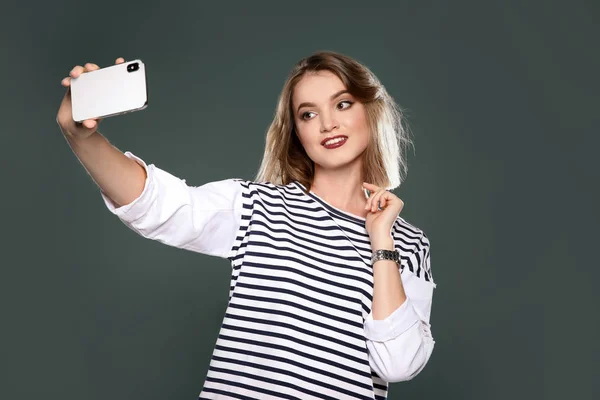 Mulher Bonita Tomando Selfie Fundo Cor — Fotografia de Stock