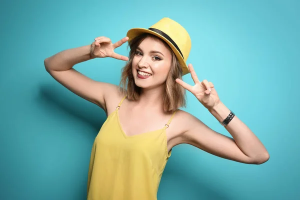 Hermosa Mujer Joven Con Sombrero Elegante Posando Sobre Fondo Color —  Fotos de Stock