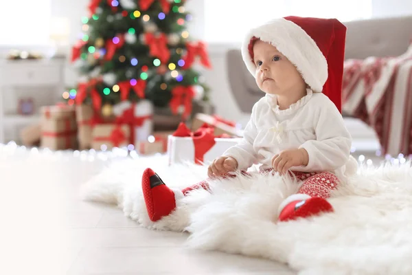 Cute Baby Santa Hat Piętrze Domu Boże Narodzenie Celebracja — Zdjęcie stockowe