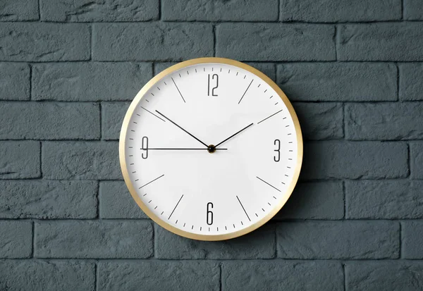 Reloj Moderno Pared Ladrillo Concepto Tiempo —  Fotos de Stock