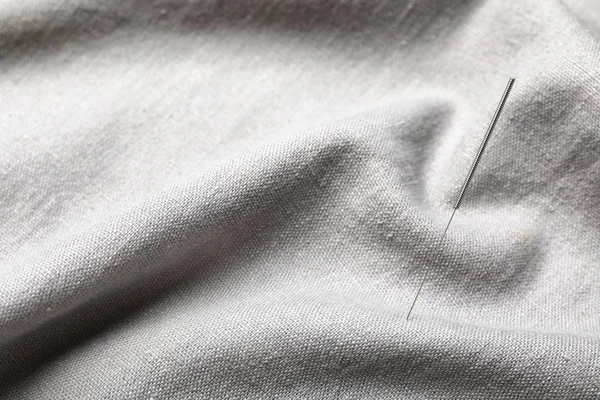 Aiguille Pour Acupuncture Sur Tissu Gris — Photo