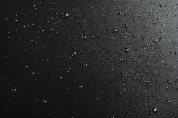 许多干净的水滴在黑色背景上 — 图库照片