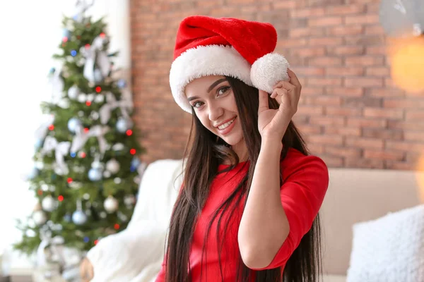Noel Baba Şapkası Evde Güzel Genç Kadın Noel Kutlamaları — Stok fotoğraf
