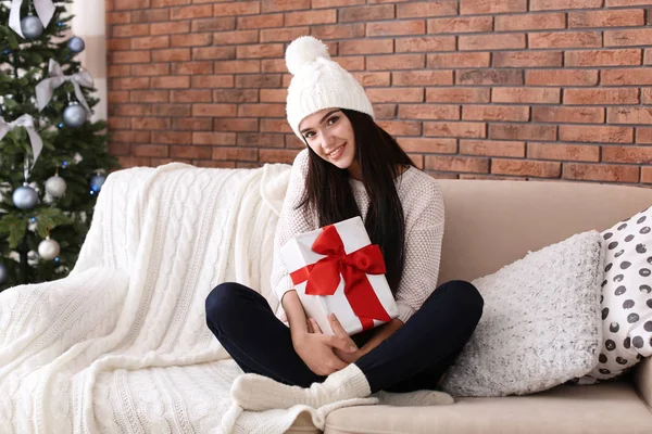 Όμορφη Νεαρή Γυναίκα Καπέλο Κιβώτιο Δώρων Στο Σπίτι Χριστουγεννιάτικη Γιορτή — Φωτογραφία Αρχείου