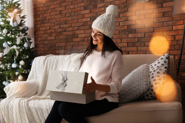 Красивая Молодая Женщина Шляпе Открывает Подарочную Коробку Дома Праздник Рождества — стоковое фото