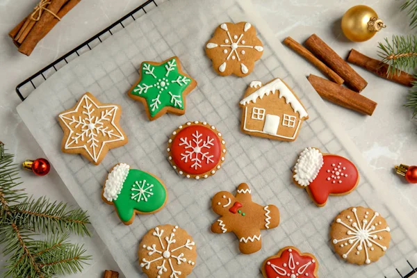 Läckra Hemlagade Pepparkakor Bakplåtspapper Ovanifrån — Stockfoto