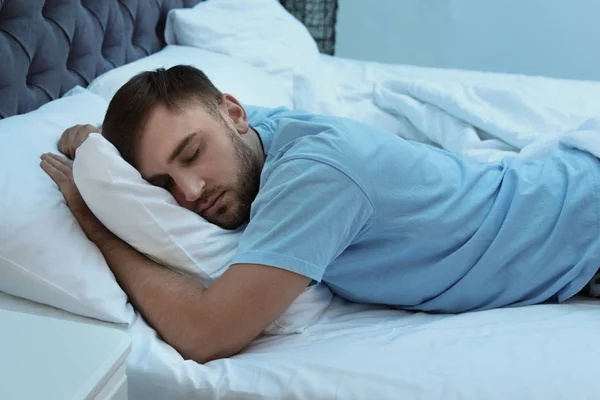 Genç Yakışıklı Adam Yatakta Gece Uyku — Stok fotoğraf