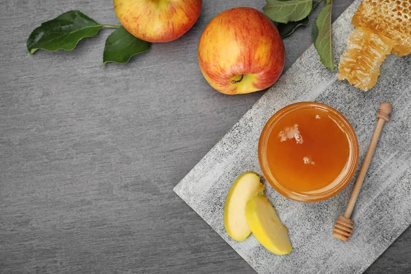 Flache Liegekomposition Mit Glas Honig Äpfeln Und Löffel Auf Dunklem — Stockfoto