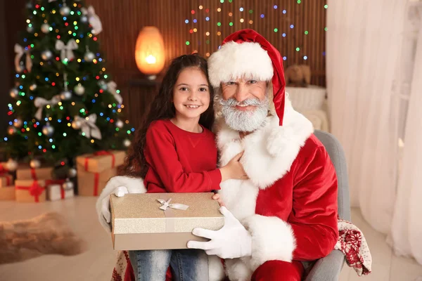 Malé Dítě Santa Claus Vánoční Dárek Doma — Stock fotografie