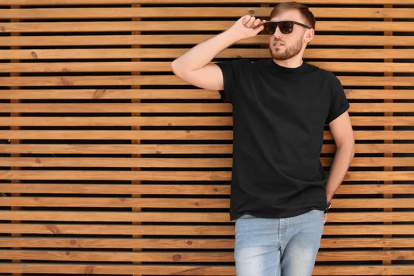 Jonge Man Met Zwart Shirt Tegen Houten Muur Straat Stedelijke — Stockfoto