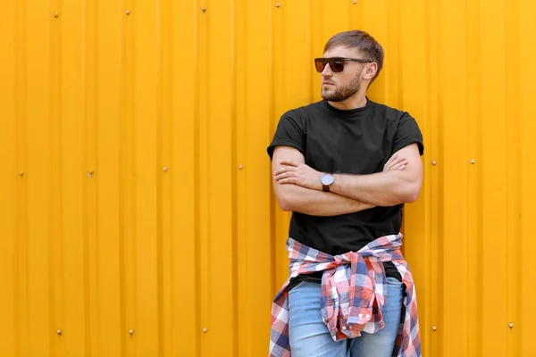 Ung Man Klädd Svart Shirt Nära Färg Vägg Gatan — Stockfoto