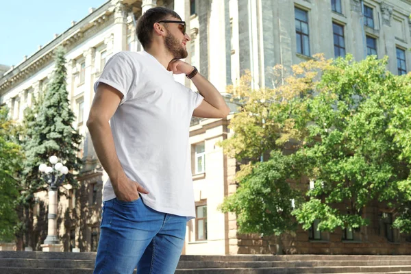 Ung Man Klädd Vit Shirt Gatan — Stockfoto