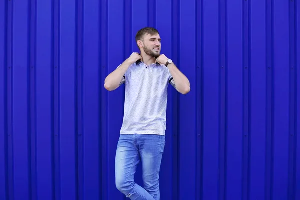 Unga Hipster Mannen Snygga Jeans Posing Nära Färg Vägg — Stockfoto