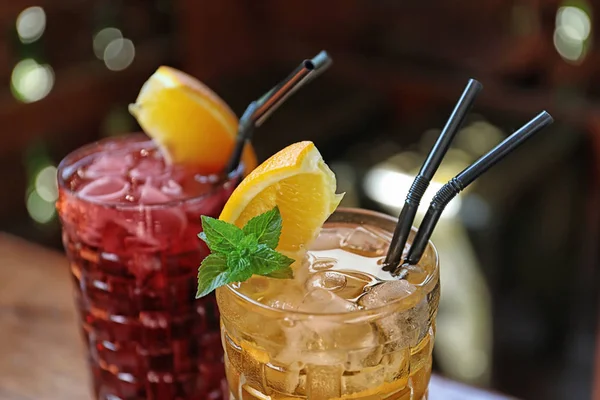 Glazen Van Heerlijke Cocktails Met Ijs Onscherpe Achtergrond Close — Stockfoto