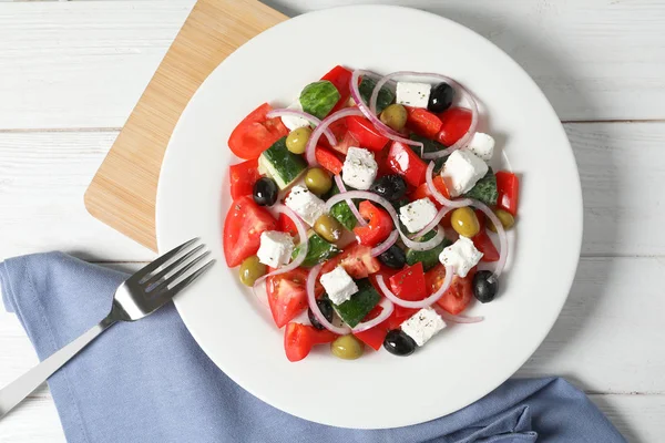 Piatto Con Deliziosa Insalata Sul Tavolo Vista Dall Alto — Foto Stock