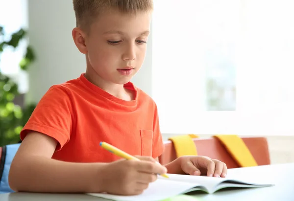Niedliches Kleines Kind Das Aufgaben Schreibtisch Klassenzimmer Erledigt Grundschule — Stockfoto