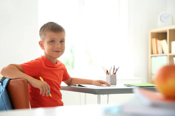 Nettes Kleines Kind Das Schreibtisch Klassenzimmer Sitzt Grundschule — Stockfoto