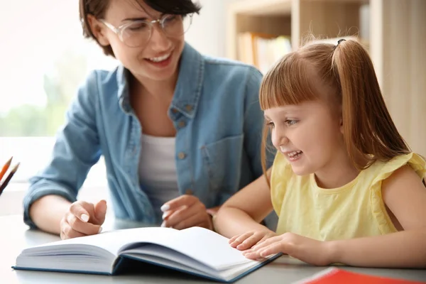 Profesora Ayudando Niño Con Una Tarea Escuela — Foto de Stock