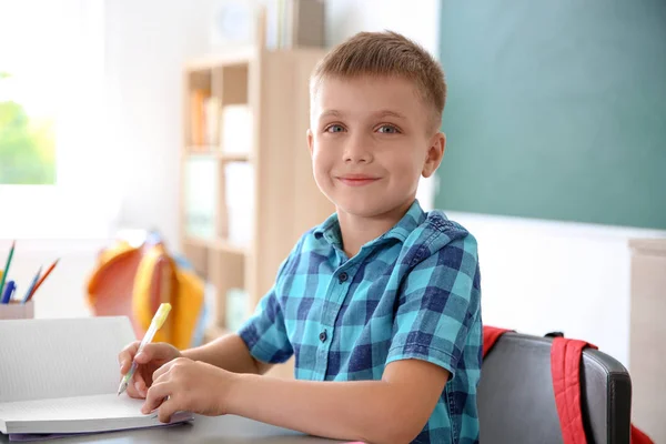 Lindo Niño Pequeño Sentado Escritorio Aula Escuela Primaria —  Fotos de Stock