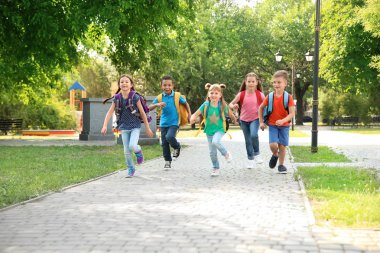 Açık havada çalışan sırt çantaları küçük sevimli çocukla. İlköğretim Okulu