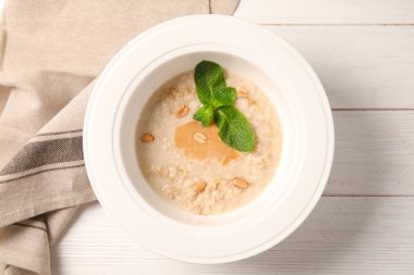 Ahşap masa, üstten görünüm üzerinde hazırlanan yulaf ezmesi ile plaka