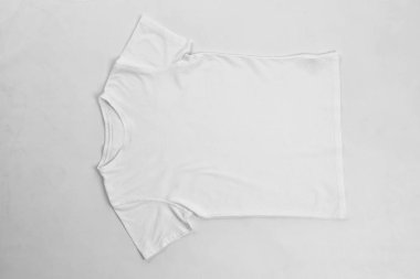 beyaz zemin üzerinde boş t-shirt