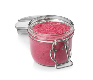 Taze pancar humus beyaz zemin üzerine kavanoz