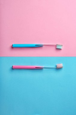 Renk arka plan üzerinde el ile diş fırçası. Diş Bakımı