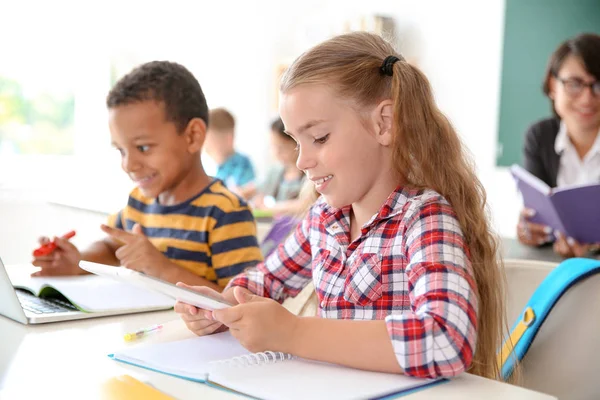 Lindos Niños Pequeños Con Aparatos Sentados Escritorio Aula Escuela Primaria — Foto de Stock