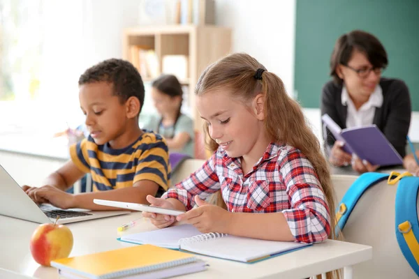 Leuke Lieve Kinderen Met Gadgets Zit Bureau Klas Basisschool — Stockfoto