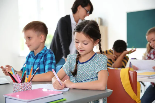 Adorables Niños Pequeños Sentados Escritorios Aula Escuela Primaria —  Fotos de Stock