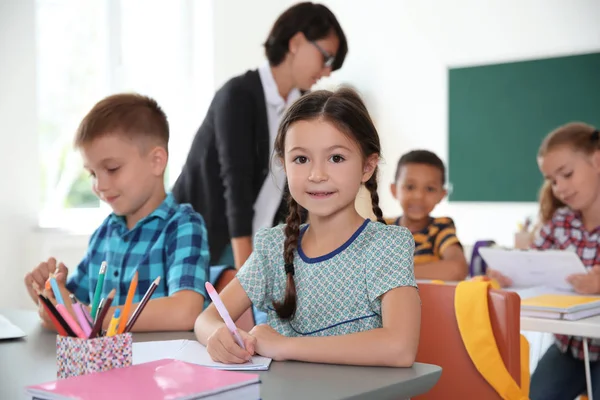 Crianças Adoráveis Sentadas Mesas Sala Aula Escola Primária — Fotografia de Stock