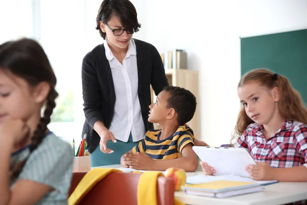 Vrouwelijke Docent Helpt Kind Met Toewijzing School — Stockfoto