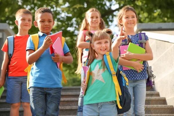 Sırt Çantaları Notebook Açık Havada Küçük Sevimli Çocukla Lköğretim Okulu — Stok fotoğraf