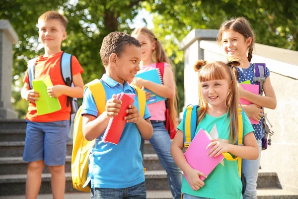 Leuke Lieve Kinderen Met Rugzakken Notebooks Outdoors Basisschool — Stockfoto