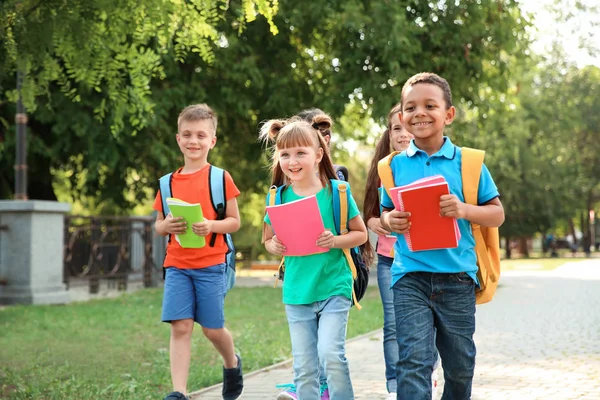 Okula Gitmek Sırt Çantaları Küçük Sevimli Çocukla — Stok fotoğraf