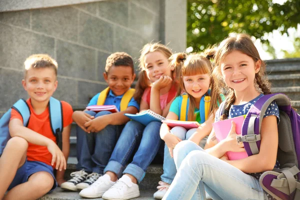 Leuke Lieve Kinderen Met Rugzakken Notebooks Outdoors Basisschool — Stockfoto