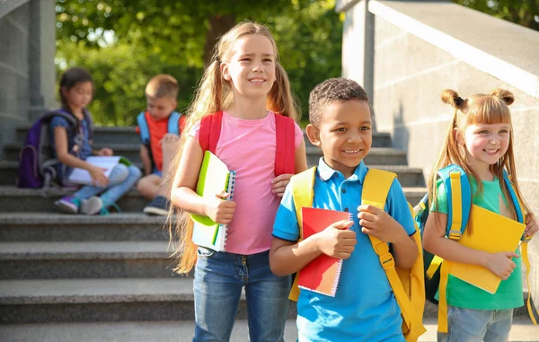 Lindos Niños Pequeños Con Mochilas Cuadernos Aire Libre Escuela Primaria — Foto de Stock