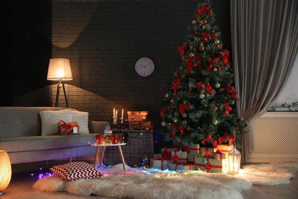 Stilvolles Interieur Mit Geschmücktem Weihnachtsbaum — Stockfoto