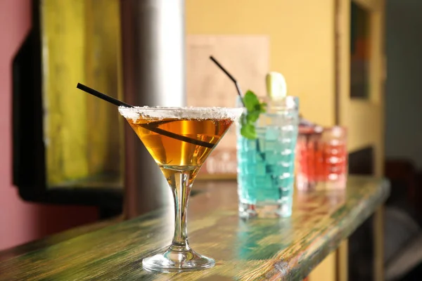 Verres Avec Délicieux Cocktails Sur Comptoir Dans Bar — Photo