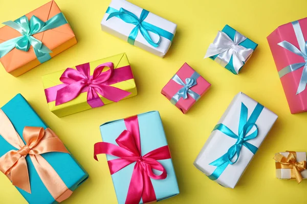 Flache Zusammensetzung Mit Schönen Geschenkboxen Auf Farbigem Hintergrund — Stockfoto