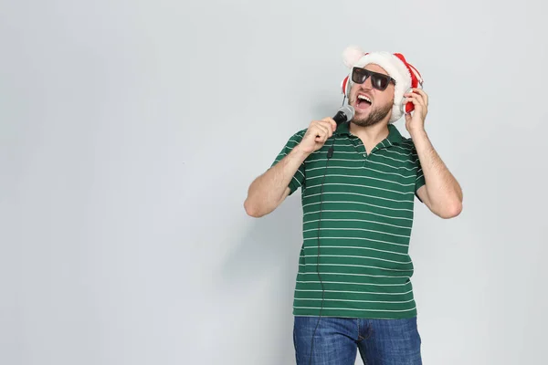 Jeune Homme Chapeau Père Noël Chantant Dans Microphone Sur Fond — Photo