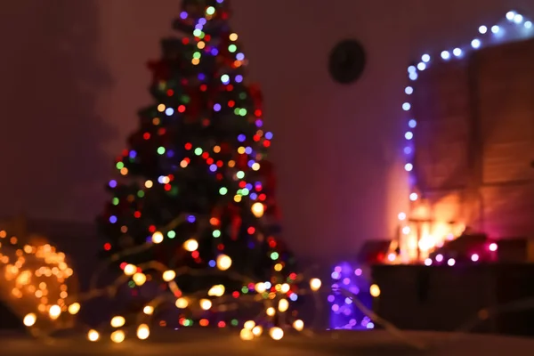 Verschwommener Blick Auf Stilvolles Wohnzimmerinterieur Mit Nächtlicher Weihnachtsbeleuchtung — Stockfoto