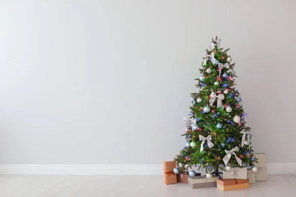 Schön Dekorierter Weihnachtsbaum Und Geschenkboxen Drinnen — Stockfoto