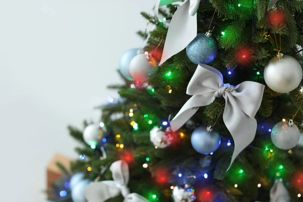 Όμορφα Στολισμένο Χριστουγεννιάτικο Δέντρο Κοντινό Πλάνο — Φωτογραφία Αρχείου